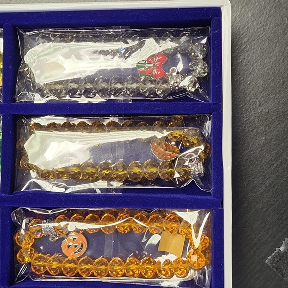 12 seasons holiday bracelets set - Picture 7 of 8